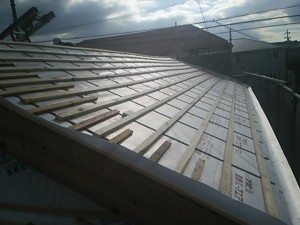 屋根葺せ作業④：断熱材の上に遮熱シートを敷き、屋根瓦の下地とします。